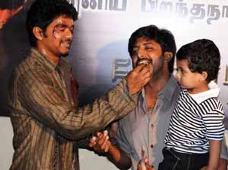 இயக்குநர் ஜெயம் ராஜா பிறந்த நாள்-கேக் கொடுத்த விஜய்