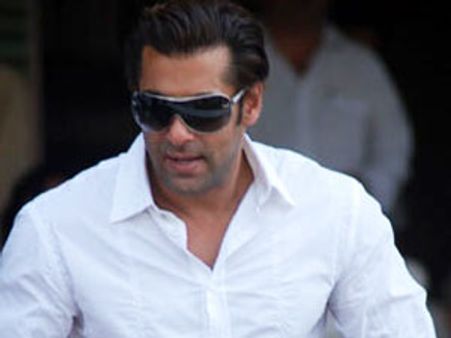 பொது இடத்தில் 'குப் குப்'-சல்மானுக்கு 'ஃபைன்'