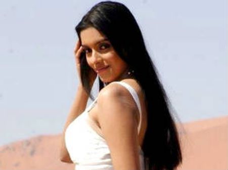 பி.ஏ. வீடு வாங்க பணம் கொடுத்த உதவிய ஆசின்