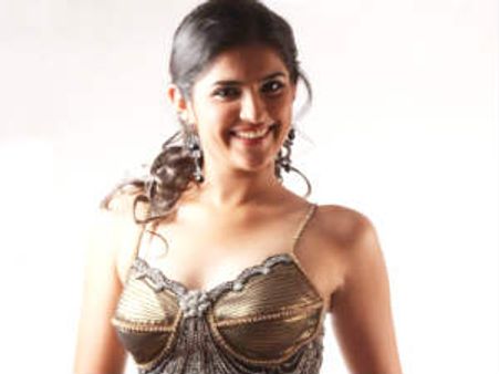 ரசிகர்களை 'சேது'வாக்க வரும் தீக்ஷா சேத்!