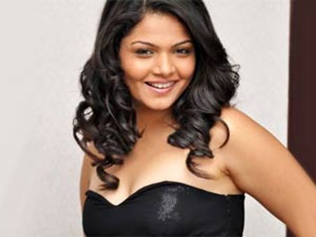 கிளாமருக்கு ஏங்கும் அனுயா!