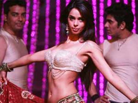 ஸ்வீட்டான மல்லிகாவின் ஷூட்டிங்கில் ஹாட்டான ஜிலேபி