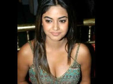 நிலாவுக்கு ஆபாச மெயில்-போலீஸில் புகார்!