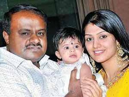 குமாரசாமி, குழந்தையுடன் குட்டி ராதிகா-கர்நாடகத்தில் பரபர!