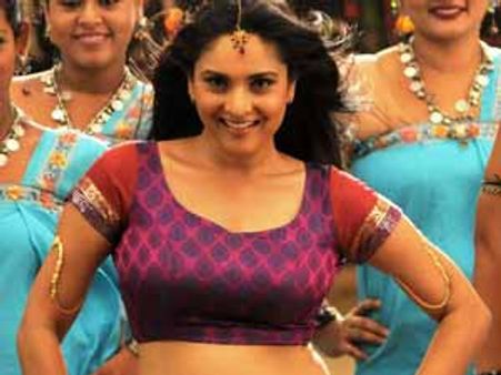 கழுத்துக்குக் கீழே காதலன் பெயர்... பச்சைக் குத்திய ரம்யா!