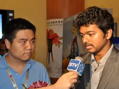 காவலன் காமெடிக்கு விழுந்து விழுந்து சிரித்த சீனர்கள்... விஜய் வியப்பு!