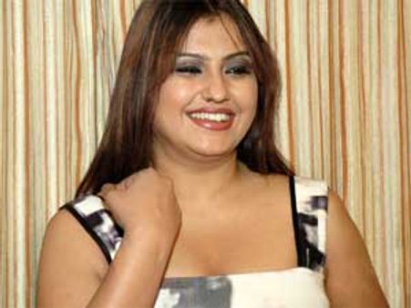 அதிமுக பிரமுகர் மீது புகார் கொடுத்ததால் சோனாவை விசாரிக்கும் போலீஸ்!!