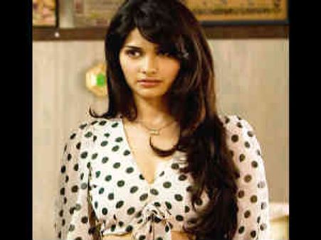 அருண் விஜய்யின் 'மானப் பிரச்சனை'-பிராச்சி தேசாய்க்கு நோட்டீஸ்!!