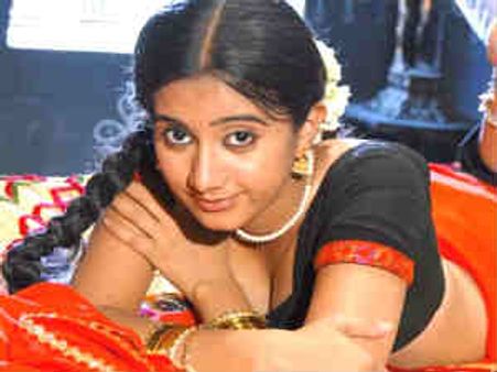 படிப்பையும், நடிப்பையும் சமமாக பார்க்கும் ஹர்ஷிகா பூனச்சா