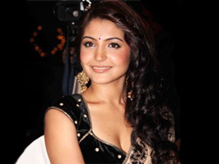 நடிகை அனுஷ்கா சர்மாவிடம் சுங்க அதிகாரிகள் அதிரடி விசாரணை