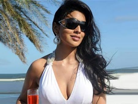 25 வயதுக்குட்பட்ட இளைஞர்கள் மது குடிப்பதை ஆதரித்தேனா? - ஸ்ரேயா விளக்கம்