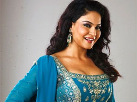 பாலிவுட்டில் குத்தாட்டம் போட வரும் பாக். நடிகை வீணா மாலிக்