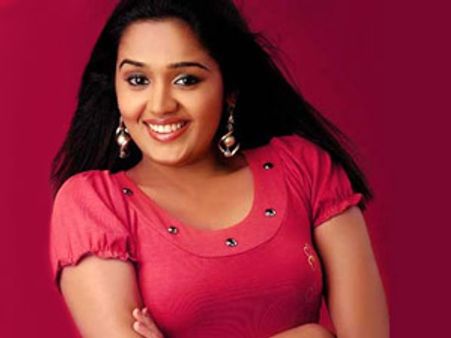 மலையாளப் படத்தில் நடிக்கும் 'சுப்பிரமணியபுரம்' சசிகுமார்- 5 நாயகிகள்