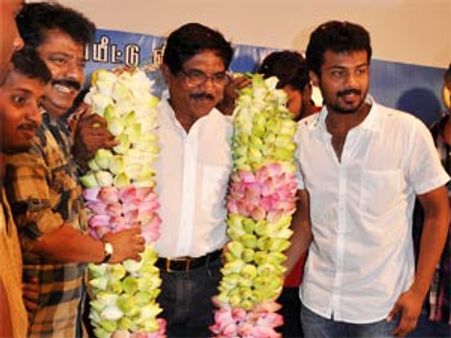 ஆயிரம் தாமரை மொட்டுக்களால் பாரதிராஜாவுக்கு மரியாதை செய்த பாண்டியராஜன்!