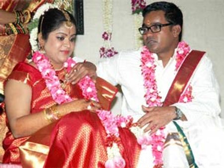 தாமரை மலர்களால் அலங்கரிக்கப்பட்ட மேடையில் கீதாஞ்சலிக்கு தாலி கட்டினார் செல்வராகவன்!