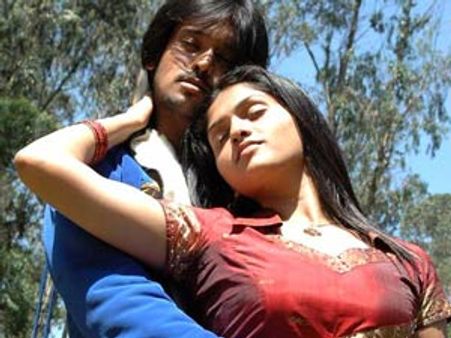 சினிமா படப்பிடிப்பில் திடீர் மோதல்; மாணவருக்கு அடி-உதை