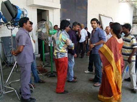 சம்பள உயர்வு பிரச்சினை... சினிமா தொழிலாளர்கள் ஆர்ப்பாட்டம்!