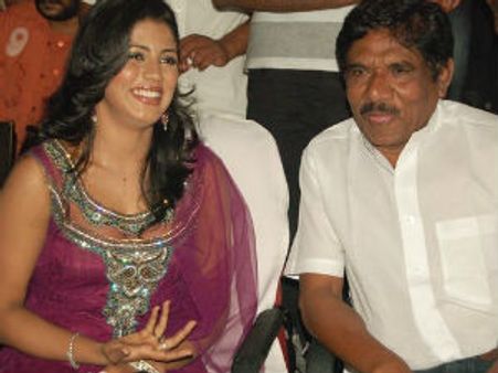 இயக்குநர் சங்க தலைவர் பொறுப்பை சேரனிடம் ஒப்படைத்தார் பாரதிராஜா!