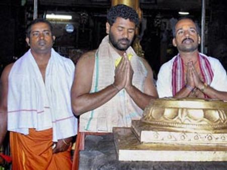 நயன்தாராவுடன் போய் குருவாயூர் கோயிலில் பிரபுதேவா காணிக்கை!