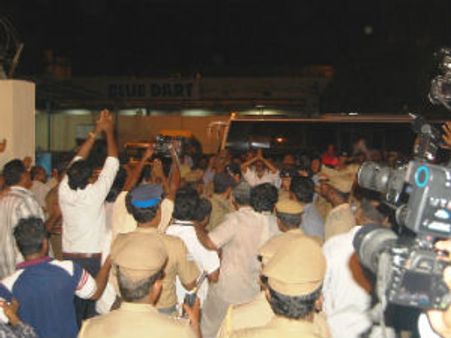 கட்டுக்கடங்காத ரசிகர்கள்... போலீஸ் தடியடி!