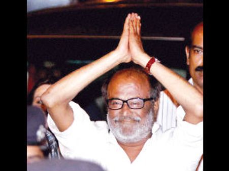 சென்னை திரும்பினார் ரஜினி... ரசிகர்களின் உற்சாக வரவேற்பு