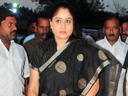 நடிகை விஜயசாந்தியின் சென்னை நிலத்தை அபகரித்த முன்னாள் எம்.பியின் தம்பி கைது