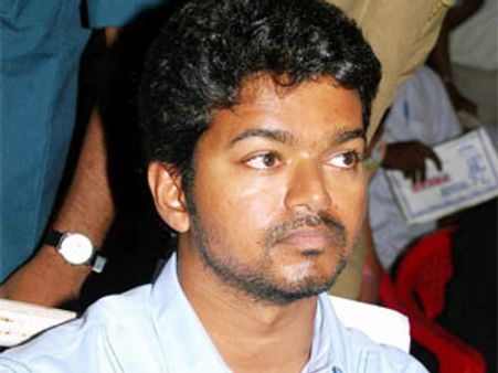 நடிகர் விஜய் ரூ 8 லட்சம் நலத்திட்ட உதவி: கூட்டம் குவிந்ததால் போலீஸ் தடியடி!