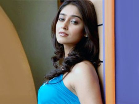 அரசு மருத்துவமனைக்கு விசிட் அடித்த இலியானா-என்னவோ, ஏதோவென பதறிய ரசிகர்கள்!