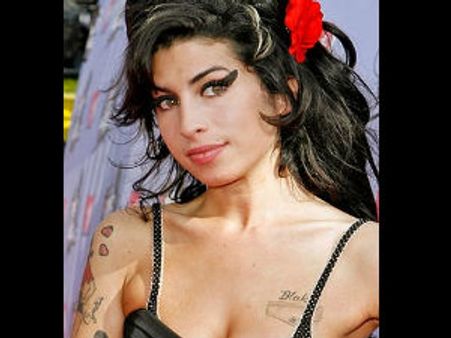 பிரபல பாடகி எமி ஒயின்ஹவுஸ் மர்ம சாவு: வீட்டில் பிணமாக கிடந்தார்