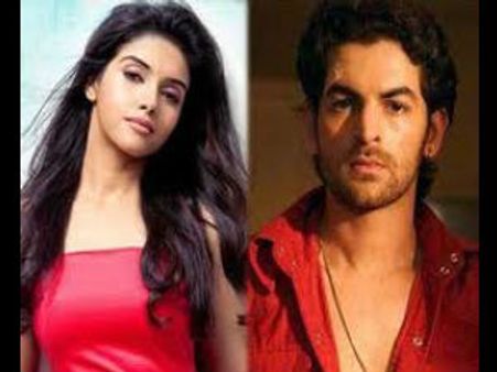 காதலன் நீல் நிதின் முகேஷைப் பிரிந்தார் அசின்!