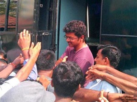 விஜய் படப்பிடிப்பில் பெரும் ரகளை... கேரவனை அடித்து நொறுக்கிய ரசிகர்கள்