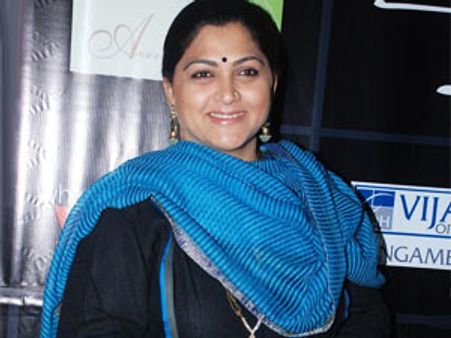 ஊன்றுகோலுடன் ஆர்ப்பாட்டத்திற்கு வந்த குஷ்பு: கட்சியினர் பெருமிதம்