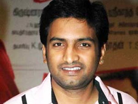 வக்கீல்களை இழிவுபடுத்தியதாக கூறி நடிகர் சந்தானத்திற்கு எதிராக போராட்டம்