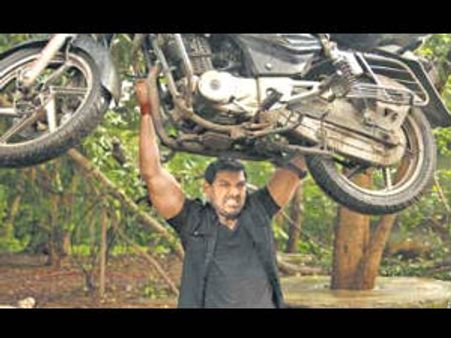 150 கிலோ பைக்கை தூக்கி அசத்திய ஜான் ஆபிரகாம்