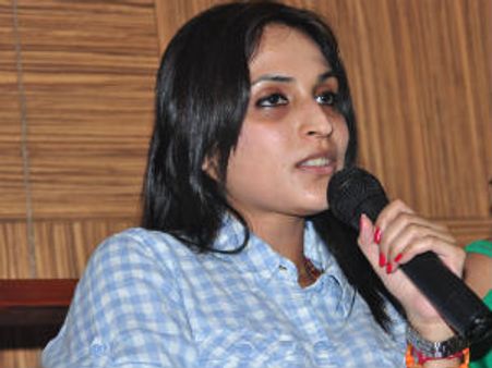 ஐஸ்வர்யா ரஜினி புகார் எதிரொலி: பேஸ்புக்கில் அவர் பெயரிலிருந்து போலிக் கணக்கு நீக்கம்