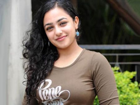 ஜவுளிக்கடை திறப்பு விழாவில் 180 பட நாயகி நித்யா மேனனிடம் வாலிபர் சில்மிஷம்