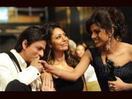 ஷாருக்குடன் நெருங்கிப் பழகும் பிரியங்கா சோப்ரா-டென்ஷனில் கெளரி கான்