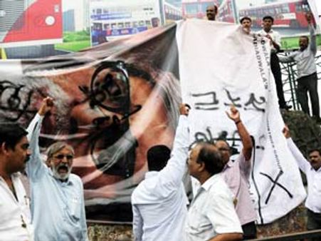 தொடரும் தீவிர ஆர்ப்பாட்டம்... மக்களின் வெறுப்புக்காளான அமிதாப்பின் ஆராக்ஷன்!