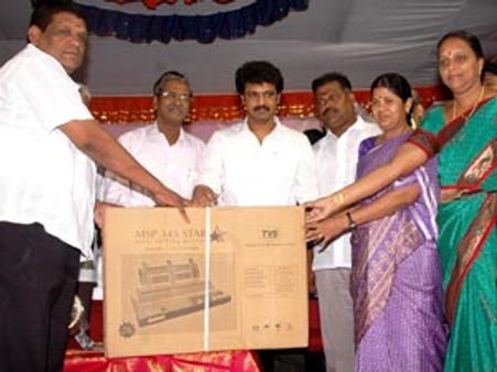 மக்கள் கல்வி அறக்கட்டளை சார்பில் ரூ 10 லட்சம் உதவி வழங்கிய சேரன்!