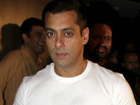 சல்மான் கானுக்கு நெஞ்சுவலியா? குடும்பத்தார் மறுப்பு