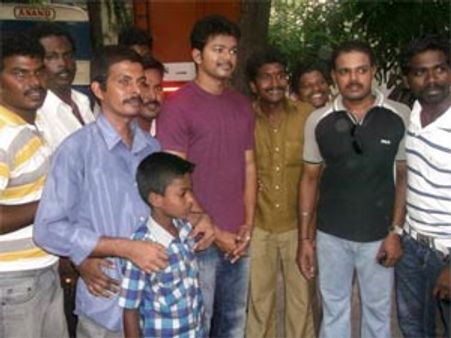 நண்பன் குழுவினருக்கு விஜய் விருந்து!