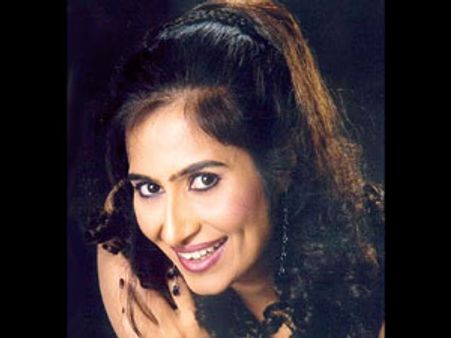 லோக்பால் மசோதாவுக்காக பொது இடத்தில் நிர்வாணமாக நடனம்- மாடல் அழகி எச்சரிக்கை