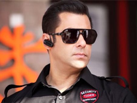 தொப்பி கொடுக்கச் சென்ற அன்னா ஆதரவாளர்களை தாக்கிய சல்மான் பாடிகார்ட்ஸ்