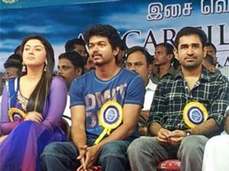 வேலாயுதம் பாடல் வெளியீட்டு விழா... ரசிகர்களுக்கு நலத்திட்ட உதவி வழங்கினார் விஜய்!