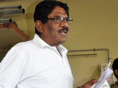 3 பேர் உயிரை காப்பாற்ற பெண் வக்கீல்கள் 4வது நாளாக உண்ணாவிரதம்- டி.ராஜேந்தர், பாரதிராஜா நேரில் ஆதரவு