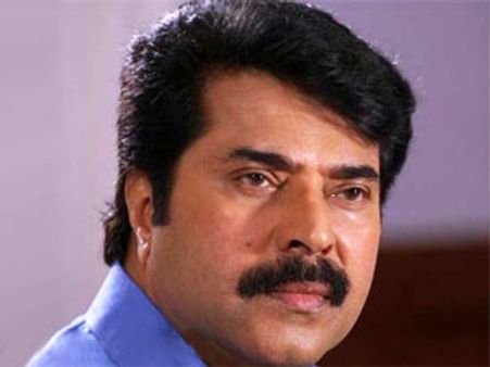 ஆலப்புழையில் விபத்து-மம்முட்டி கார் மீது பஸ் மோதியது-தப்பினார் மம்முட்டி