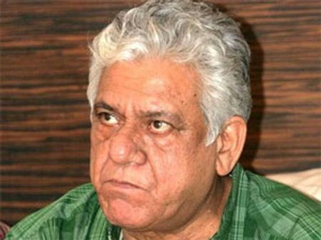 அன்னா ஹஸாரே ஆதரவு எதிரொலி- அரசு சீரியலிலிருந்து ஓம்பூரி நீக்கம்