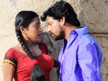 சரோஜாதேவி மாதிரி இருக்கீங்க: கவிதா நாயருக்கு புகழாரம்!