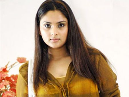 இளைஞர் காங். தலைவர் பதவிக்கு 'குத்து' ரம்யா குறி!