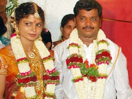 உறவுக்காரப் பெண் சரண்யாவை மணந்தார் இயக்குனர் சற்குணம்